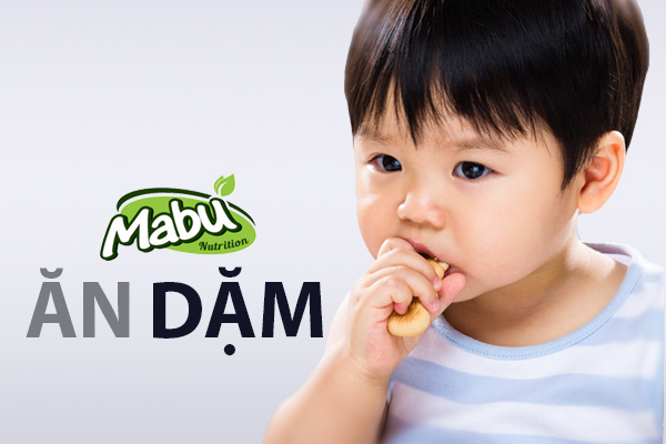 Cho trẻ ăn dặm