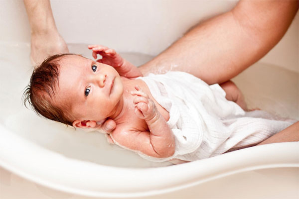 Cách tắm cho trẻ sơ sinh trong mùa đông lạnh