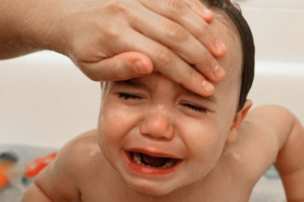 sai lầm phổ biến khi hạ sốt cho trẻ 