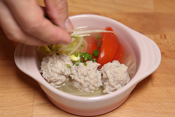 Canh thịt viên giá đỗ cho bé ăn dặm từ 12 tháng tuổi 