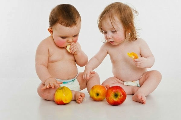 Cho trẻ ăn hoa quả đúng cách