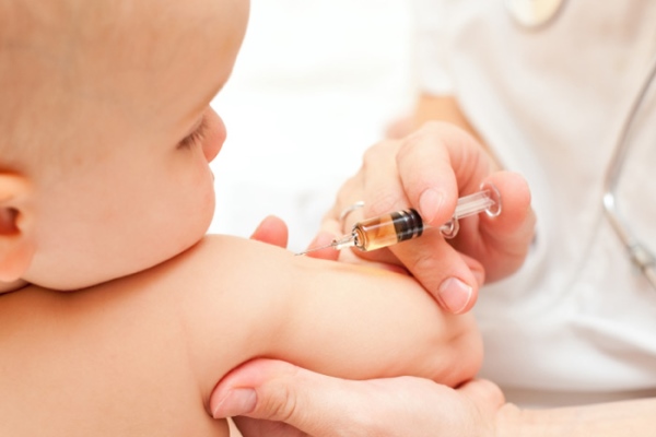 Chích vaccine cho trẻ