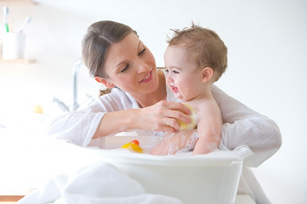 Tắm lâu hoặc tắm nước lạnh khiến trẻ bị cảm