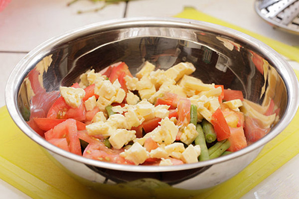 salad mì ý với đậu đũa và cà chua bi