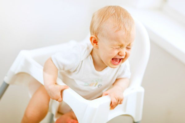 bé khóc khi ngồi vào ghế ăn