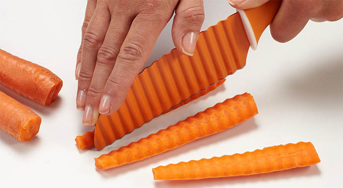 Dùng dao lượn cắt cà rốt