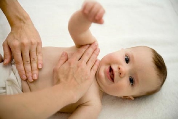 massage cho bé sơ sinh đúng cách