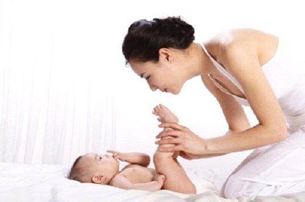 Massage cho bé sơ sinh đúng cách