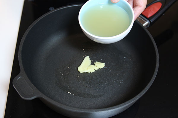 Canh thịt viên giá đỗ cho bé