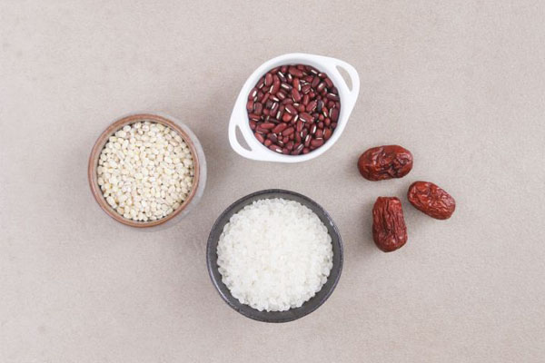 Cháo đậu đỏ bo bo bổ huyết, thanh mát cho bé ăn dặm