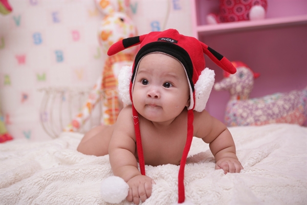 Các giai đoạn phát triển kỹ năng kiểm soát đầu của bé