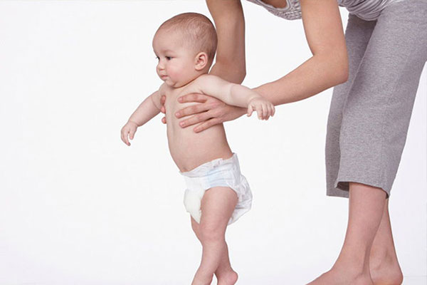 Bé tập đứng và đi men