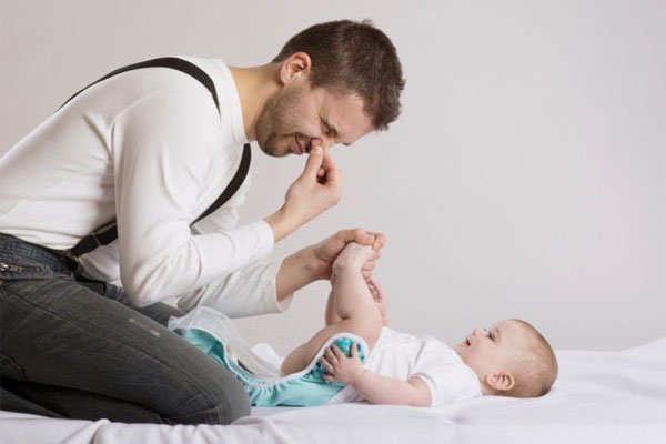 đi cầu của trẻ sơ sinh