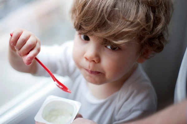 Cho trẻ ăn sữa chua thế nào cho đúng?