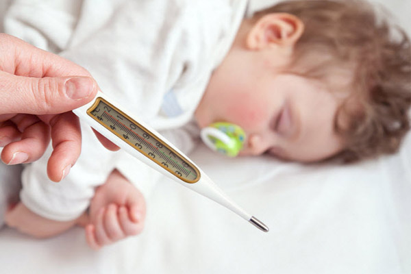 bé bị sốt