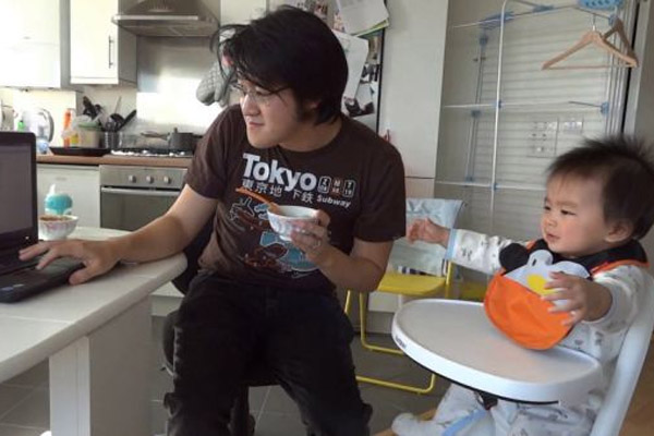 bé đòi xem tivi mới chịu ăn