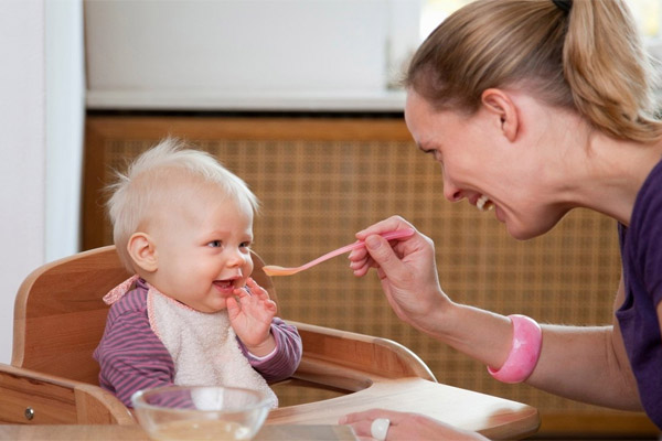 bé hay bị ọe khi ăn