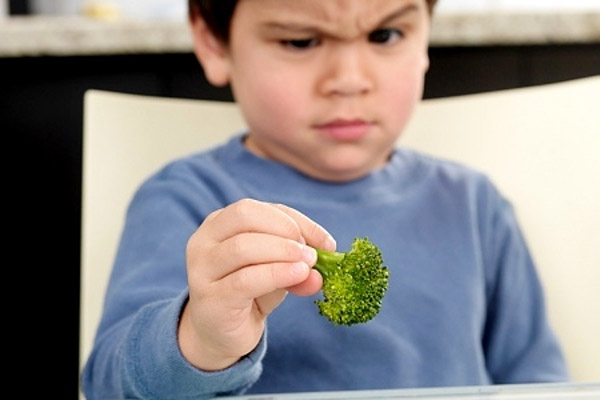 bé không chịu ăn rau