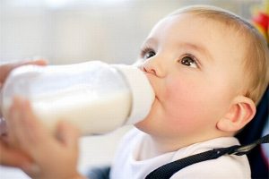 bé uống sữa cao năng lượng