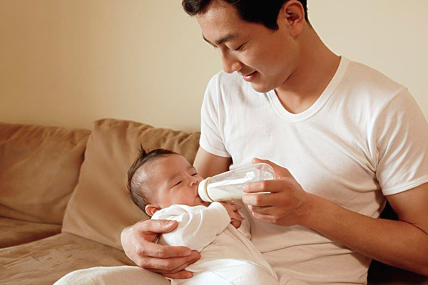 tập cho bé bú bình
