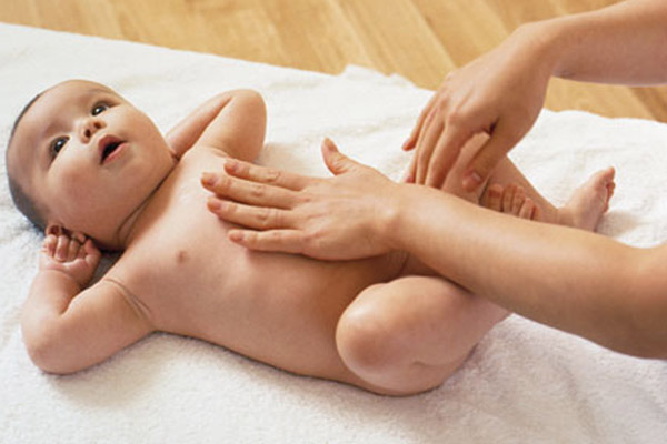 mát-xa cho bé hết táo bón