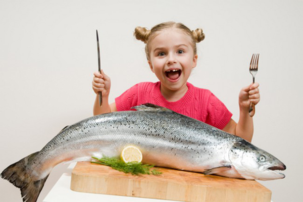 trẻ ăn cá ngừ bị dị ứng