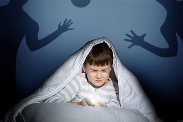trẻ gặp ác mộng