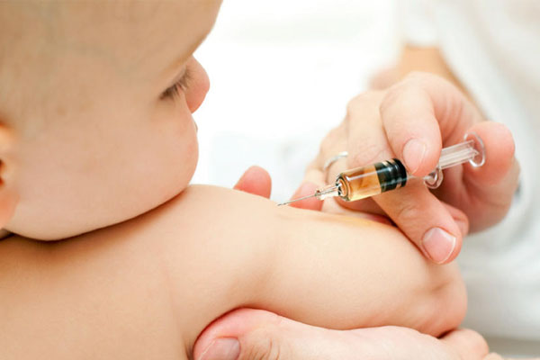 chích ngừa vaccine cho trẻ